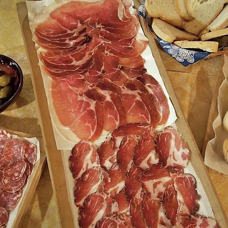 Dom wakacyjny Lavish Farmhouse In With Swimming Pool Montecarotto