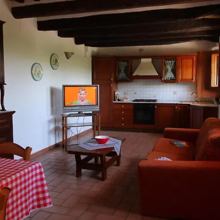 Dom wakacyjny Lavish Farmhouse In With Swimming Pool Montecarotto