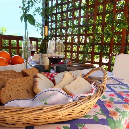 Dom wakacyjny Lavish Farmhouse In With Swimming Pool Montecarotto